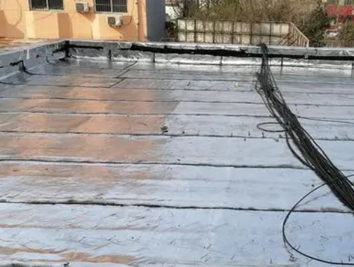 康平卫生间漏水维修公司分享下康平屋面楼顶防水刚性防水层施工要点。